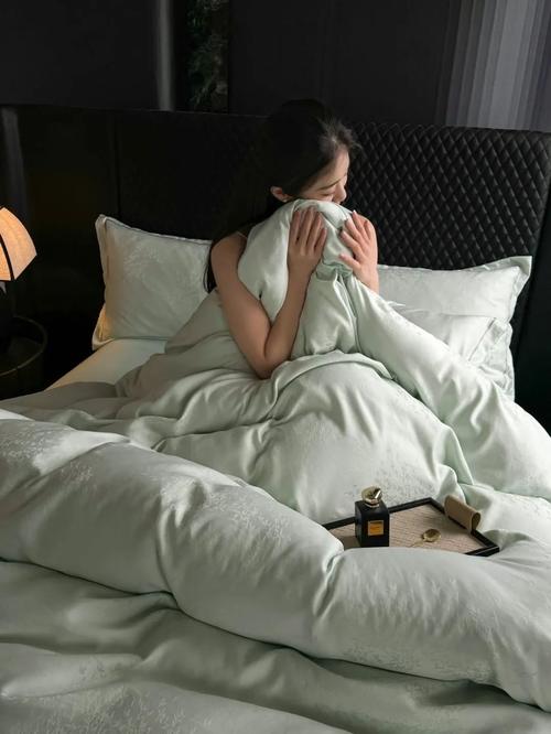 陪讀裝睡讓他滑進(jìn)去了電影